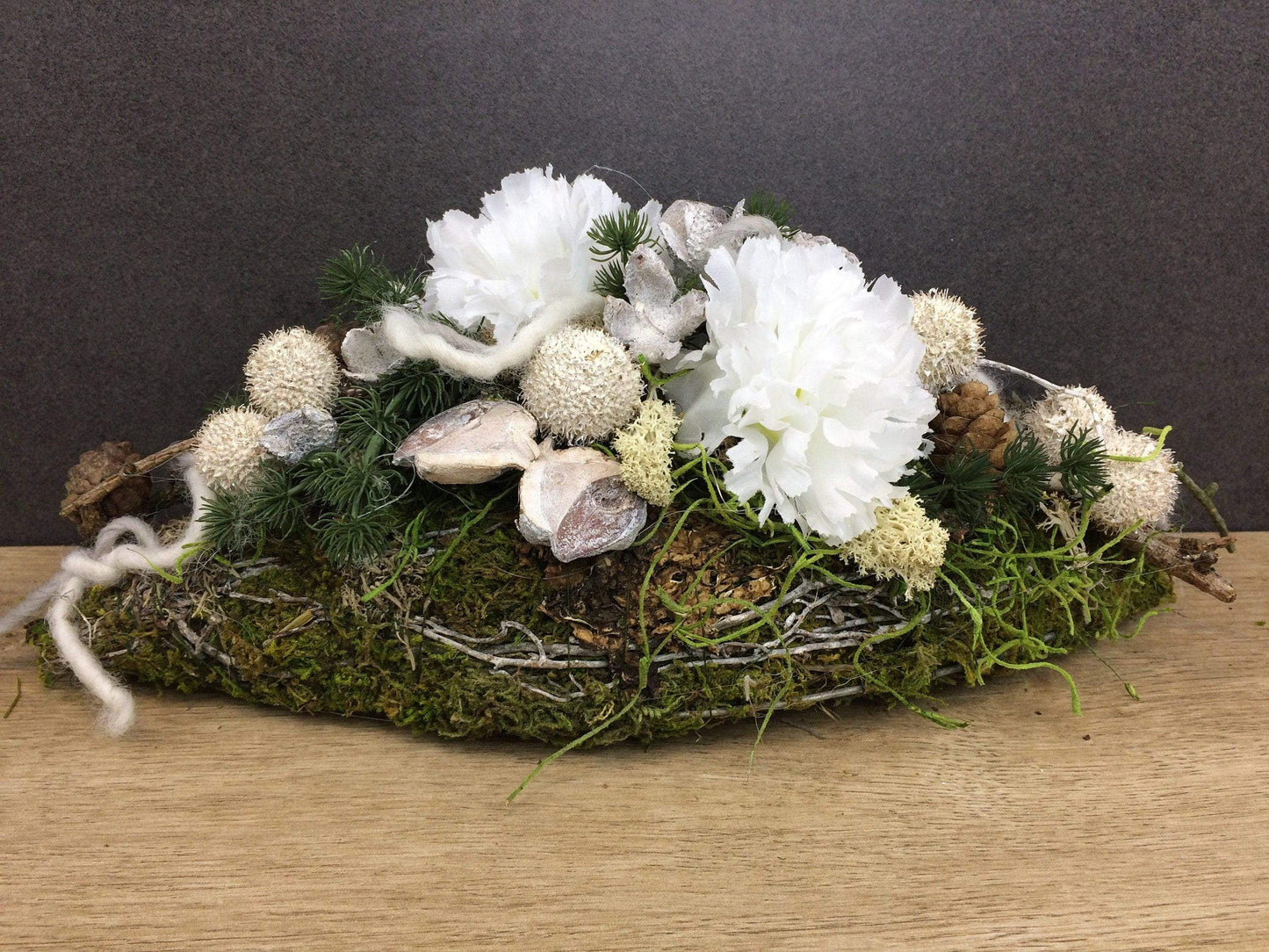 Grabgesteck Grabschmuck Allerheiligen Totensonntag Nelken Exoten Zapfen Gesteck Grab Engelsflügel – handgemacht aus Seiden- und Kunstblumen, langlebig & pflegeleicht von SarahsFlowerStudio