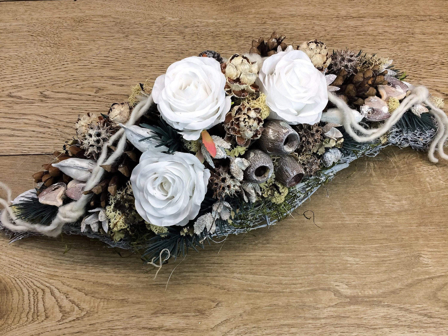 Grabgesteck 50cm Grabschmuck Gesteck Rosen Exoten Tannen Grabdekoration Grabschmuck Allerheiligen – handgemacht aus Seiden- und Kunstblumen, langlebig & pflegeleicht von SarahsFlowerStudio