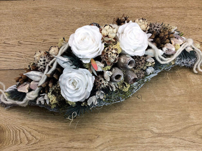 Grabgesteck 50cm Grabschmuck Gesteck Rosen Exoten Tannen Grabdekoration Grabschmuck Allerheiligen – handgemacht aus Seiden- und Kunstblumen, langlebig & pflegeleicht von SarahsFlowerStudio