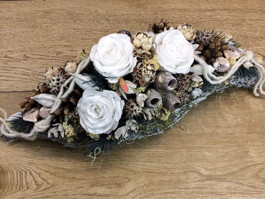 Grabgesteck 50cm Grabschmuck Gesteck Rosen Exoten Tannen Grabdekoration Grabschmuck Allerheiligen – handgemacht aus Seiden- und Kunstblumen, langlebig & pflegeleicht von SarahsFlowerStudio