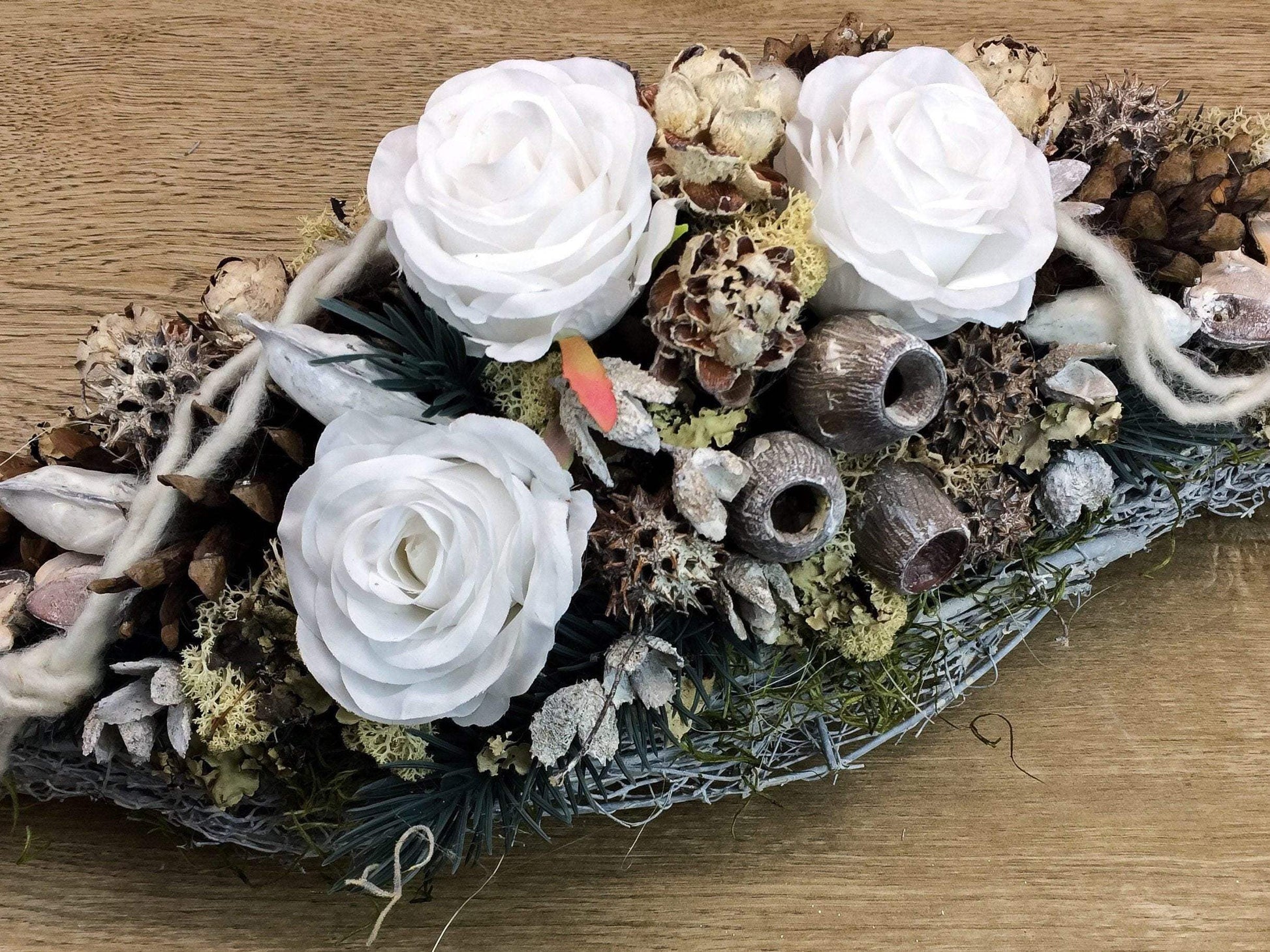 Grabgesteck 50cm Grabschmuck Gesteck Rosen Exoten Tannen Grabdekoration Grabschmuck Allerheiligen – handgemacht aus Seiden- und Kunstblumen, langlebig & pflegeleicht von SarahsFlowerStudio