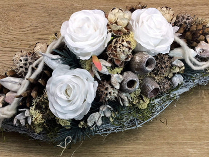 Grabgesteck 50cm Grabschmuck Gesteck Rosen Exoten Tannen Grabdekoration Grabschmuck Allerheiligen – handgemacht aus Seiden- und Kunstblumen, langlebig & pflegeleicht von SarahsFlowerStudio