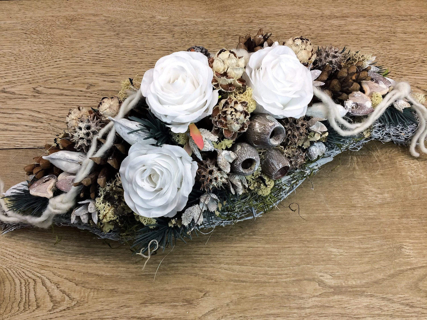 Grabgesteck 50cm Grabschmuck Gesteck Rosen Exoten Tannen Grabdekoration Grabschmuck Allerheiligen – handgemacht aus Seiden- und Kunstblumen, langlebig & pflegeleicht von SarahsFlowerStudio