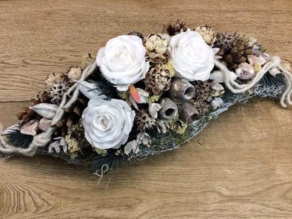 Grabgesteck 50cm Grabschmuck Gesteck Rosen Exoten Tannen Grabdekoration Grabschmuck Allerheiligen – handgemacht aus Seiden- und Kunstblumen, langlebig & pflegeleicht von SarahsFlowerStudio
