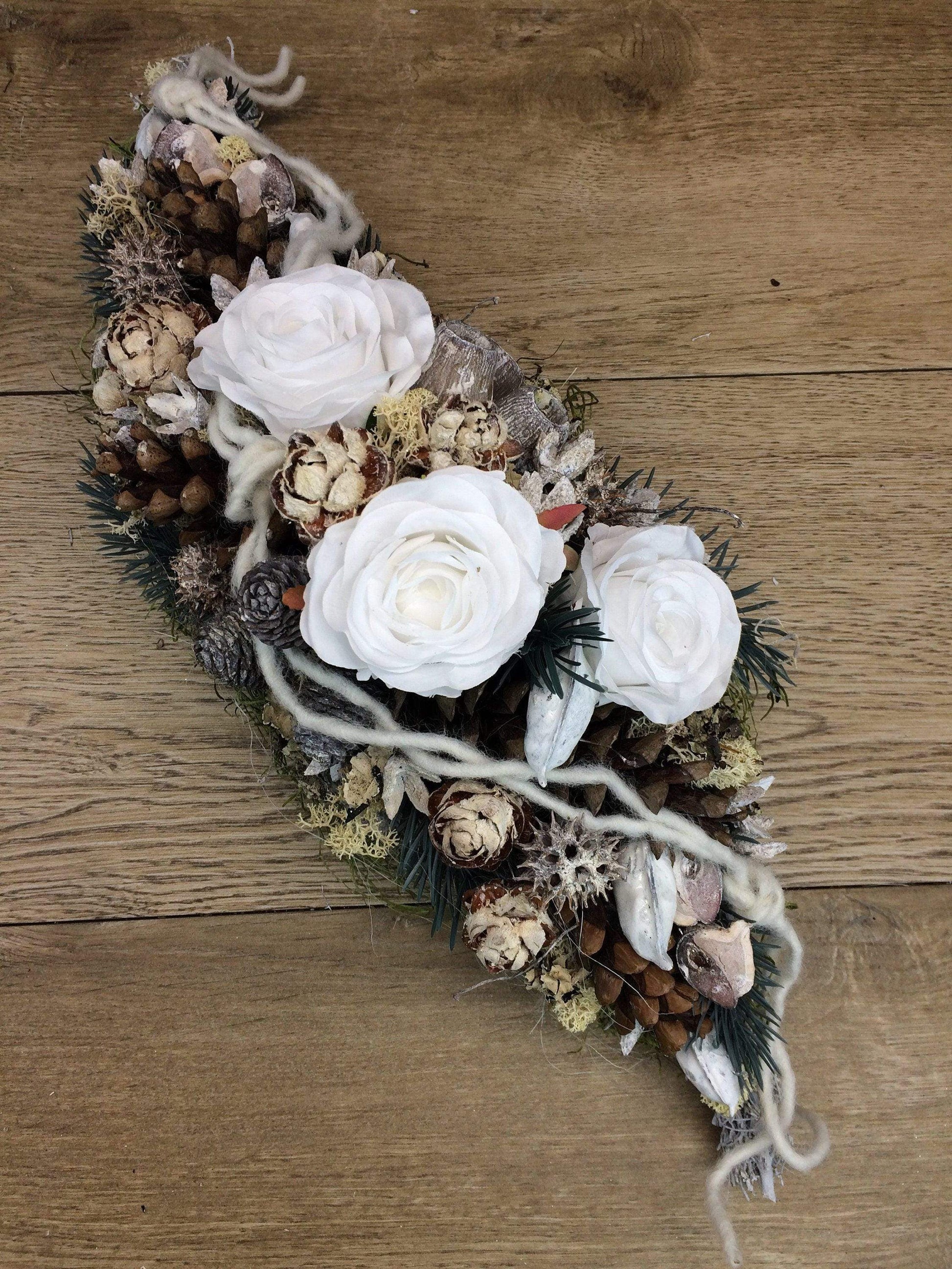 Grabgesteck 50cm Grabschmuck Gesteck Rosen Exoten Tannen Grabdekoration Grabschmuck Allerheiligen – handgemacht aus Seiden- und Kunstblumen, langlebig & pflegeleicht von SarahsFlowerStudio