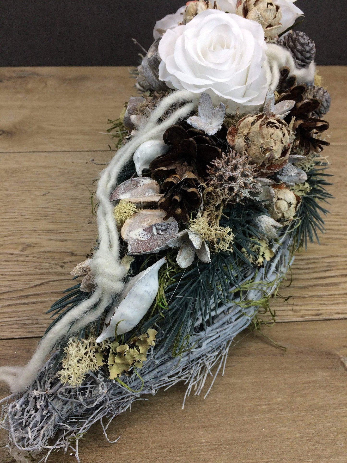 Grabgesteck 50cm Grabschmuck Gesteck Rosen Exoten Tannen Grabdekoration Grabschmuck Allerheiligen – handgemacht aus Seiden- und Kunstblumen, langlebig & pflegeleicht von SarahsFlowerStudio