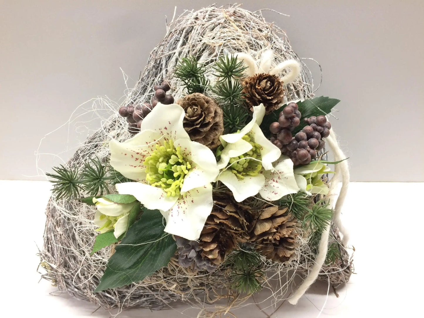 Grabgesteck Grabschmuck Herz Christrosen Grabdekoration Grabschmuck Allerheiligen – handgemacht aus Seiden- und Kunstblumen, langlebig & pflegeleicht von SarahsFlowerStudio