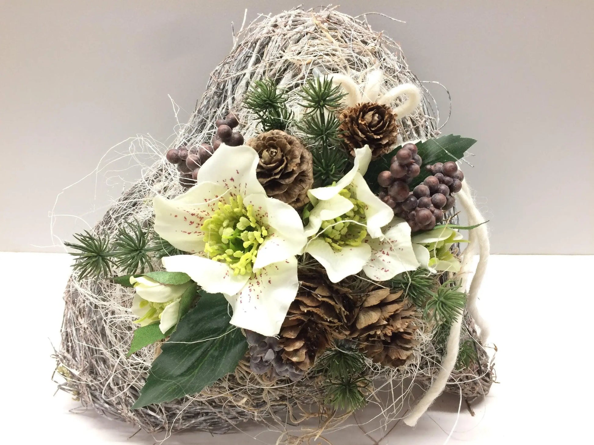 Grabgesteck Grabschmuck Herz Christrosen Grabdekoration Grabschmuck Allerheiligen – handgemacht aus Seiden- und Kunstblumen, langlebig & pflegeleicht von SarahsFlowerStudio