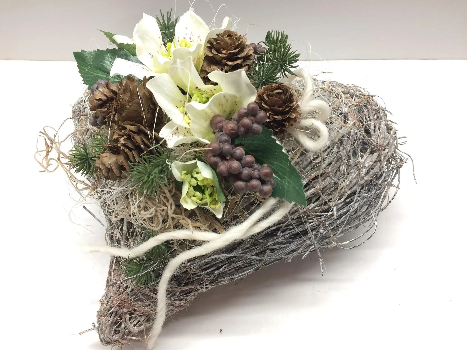 Grabgesteck Grabschmuck Herz Christrosen Grabdekoration Grabschmuck Allerheiligen – handgemacht aus Seiden- und Kunstblumen, langlebig & pflegeleicht von SarahsFlowerStudio