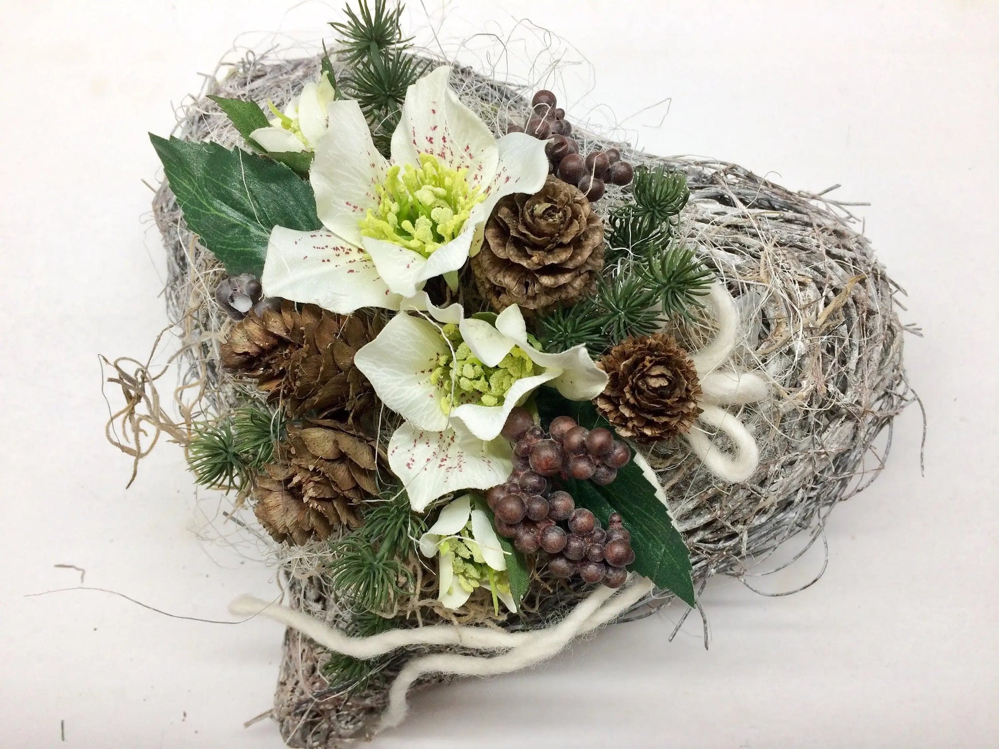 Grabgesteck Grabschmuck Herz Christrosen Grabdekoration Grabschmuck Allerheiligen – handgemacht aus Seiden- und Kunstblumen, langlebig & pflegeleicht von SarahsFlowerStudio