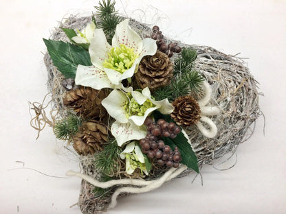 Grabgesteck Grabschmuck Herz Christrosen Grabdekoration Grabschmuck Allerheiligen – handgemacht aus Seiden- und Kunstblumen, langlebig & pflegeleicht von SarahsFlowerStudio