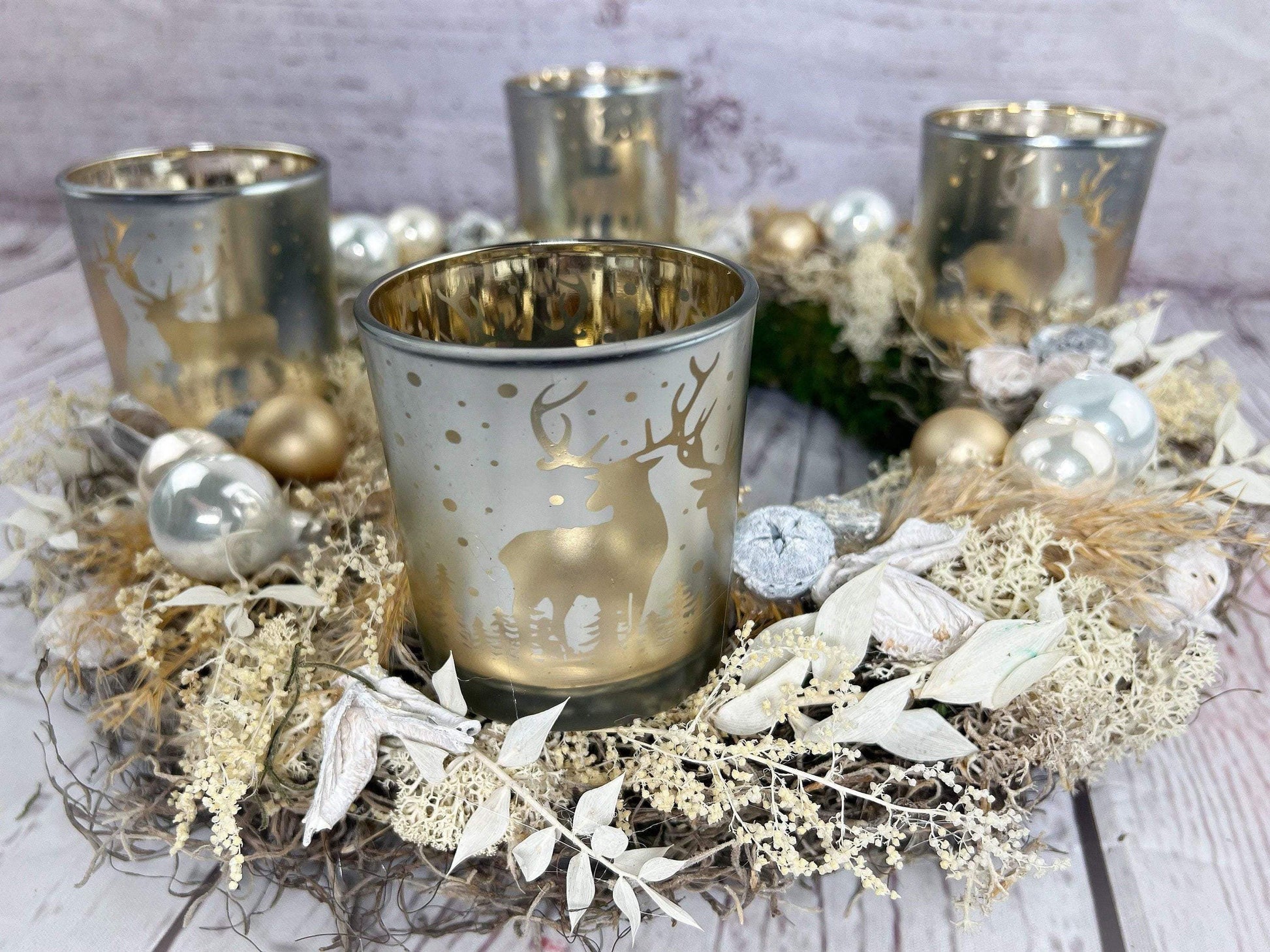 Adventskranz Adventskalender Gläser Windlicht Teelichtgläser Teelichthalter Pampas natürlich Ruskus Zapfen Modern mehrjährig Rund – handgemacht aus Seiden- und Kunstblumen, langlebig & pflegeleicht von SarahsFlowerStudio