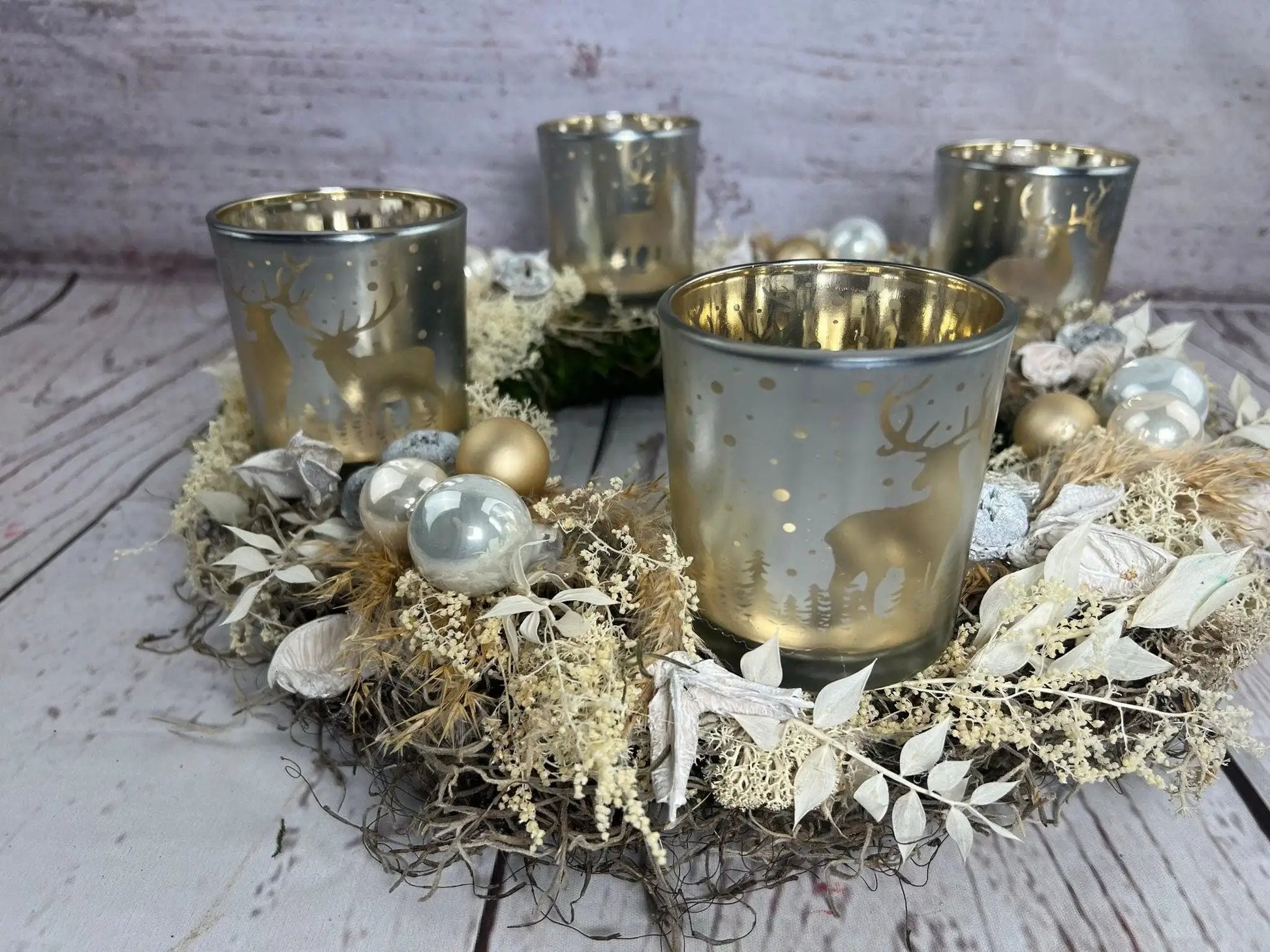Adventskranz Adventskalender Gläser Windlicht Teelichtgläser Teelichthalter Pampas natürlich Ruskus Zapfen Modern mehrjährig Rund – handgemacht aus Seiden- und Kunstblumen, langlebig & pflegeleicht von SarahsFlowerStudio