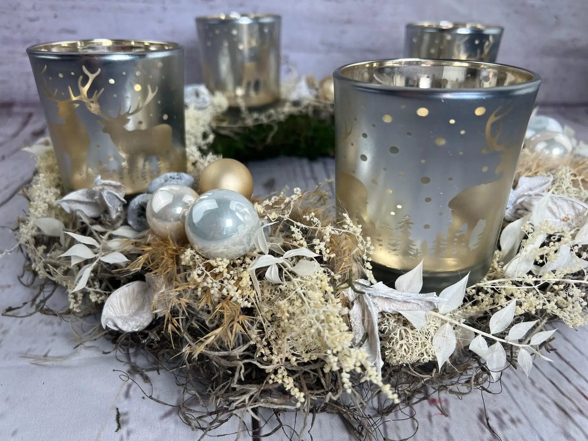 Adventskranz Adventskalender Gläser Windlicht Teelichtgläser Teelichthalter Pampas natürlich Ruskus Zapfen Modern mehrjährig Rund – handgemacht aus Seiden- und Kunstblumen, langlebig & pflegeleicht von SarahsFlowerStudio