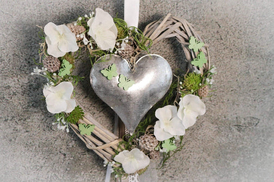 Türkranz Türdeko Türschmuck Herz Modern ganzjährig Tür Hortensie Schmetterling Schleierkraut – handgemacht aus Seiden- und Kunstblumen, langlebig & pflegeleicht von SarahsFlowerStudio