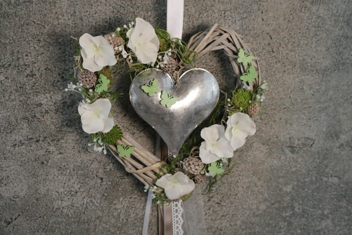 Türkranz Türdeko Türschmuck Herz Modern ganzjährig Tür Hortensie Schmetterling Schleierkraut – handgemacht aus Seiden- und Kunstblumen, langlebig & pflegeleicht von SarahsFlowerStudio