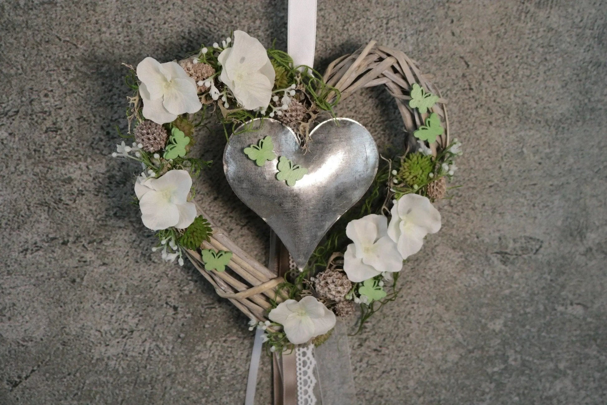 Türkranz Türdeko Türschmuck Herz Modern ganzjährig Tür Hortensie Schmetterling Schleierkraut – handgemacht aus Seiden- und Kunstblumen, langlebig & pflegeleicht von SarahsFlowerStudio