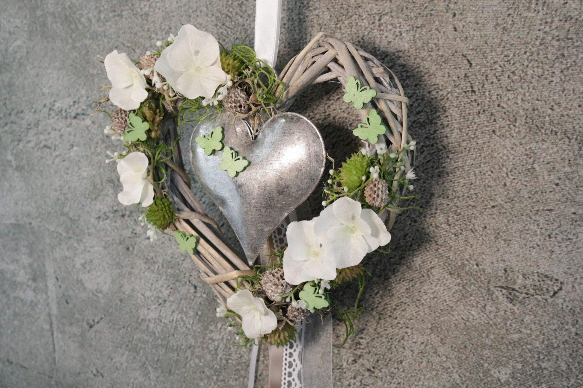 Türkranz Türdeko Türschmuck Herz Modern ganzjährig Tür Hortensie Schmetterling Schleierkraut – handgemacht aus Seiden- und Kunstblumen, langlebig & pflegeleicht von SarahsFlowerStudio