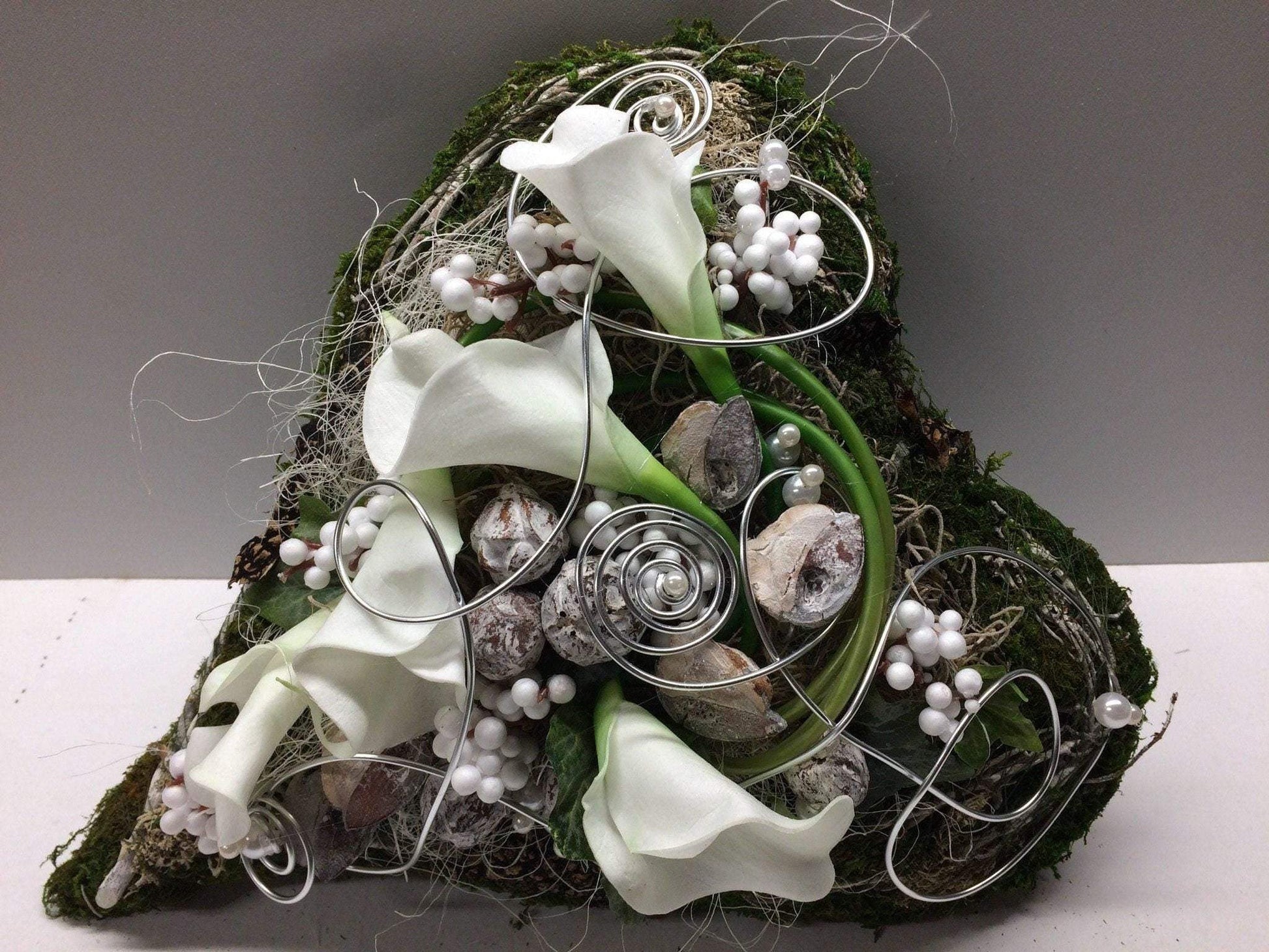 Grabgesteck Moosherz 30cm Calla Grabdeko Grabdekoration – handgemacht aus Seiden- und Kunstblumen, langlebig & pflegeleicht von SarahsFlowerStudio