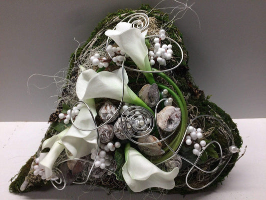 Grabgesteck Moosherz 30cm Calla Grabdeko Grabdekoration – handgemacht aus Seiden- und Kunstblumen, langlebig & pflegeleicht von SarahsFlowerStudio