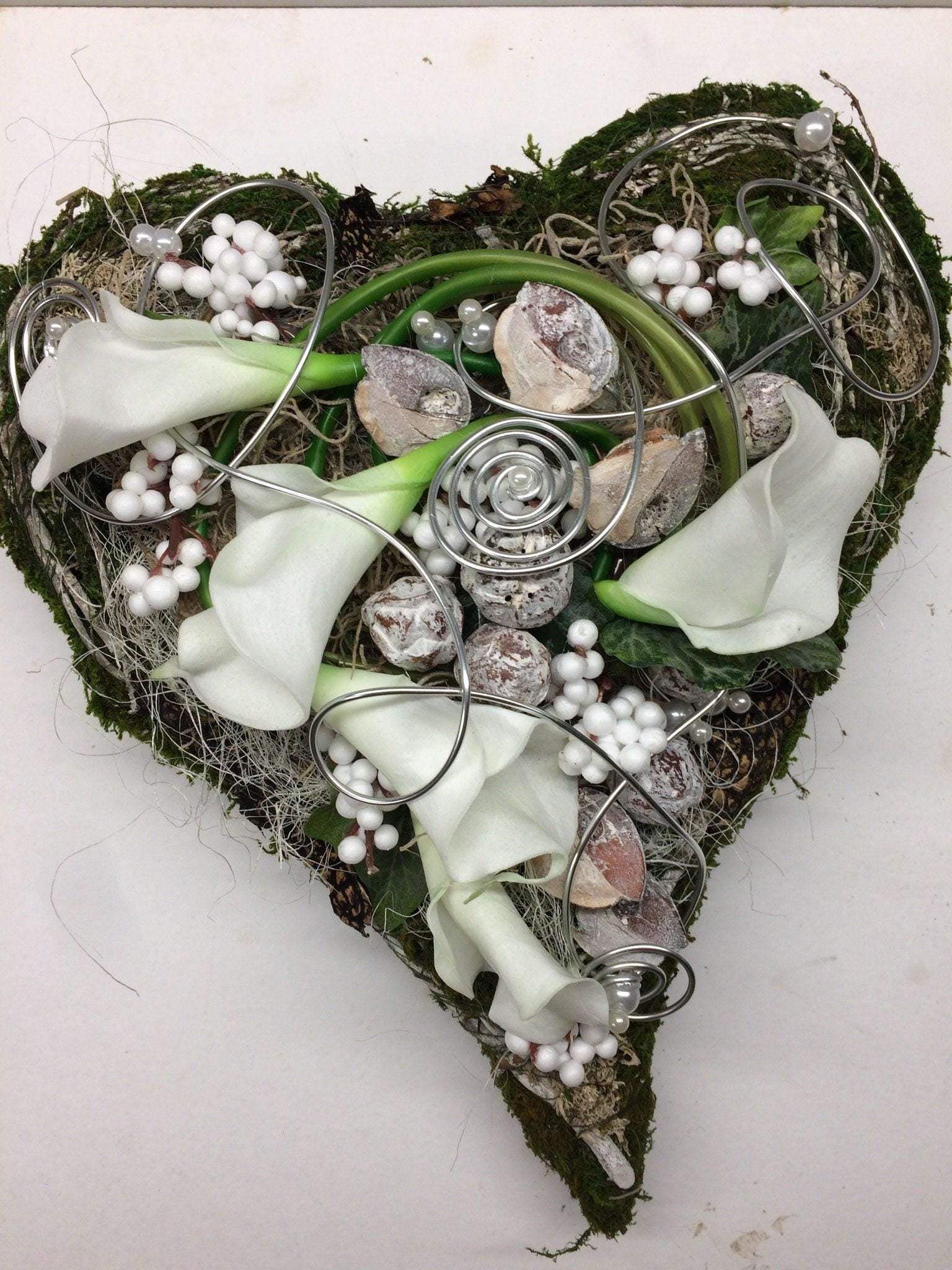 Grabgesteck Moosherz 30cm Calla Grabdeko Grabdekoration – handgemacht aus Seiden- und Kunstblumen, langlebig & pflegeleicht von SarahsFlowerStudio