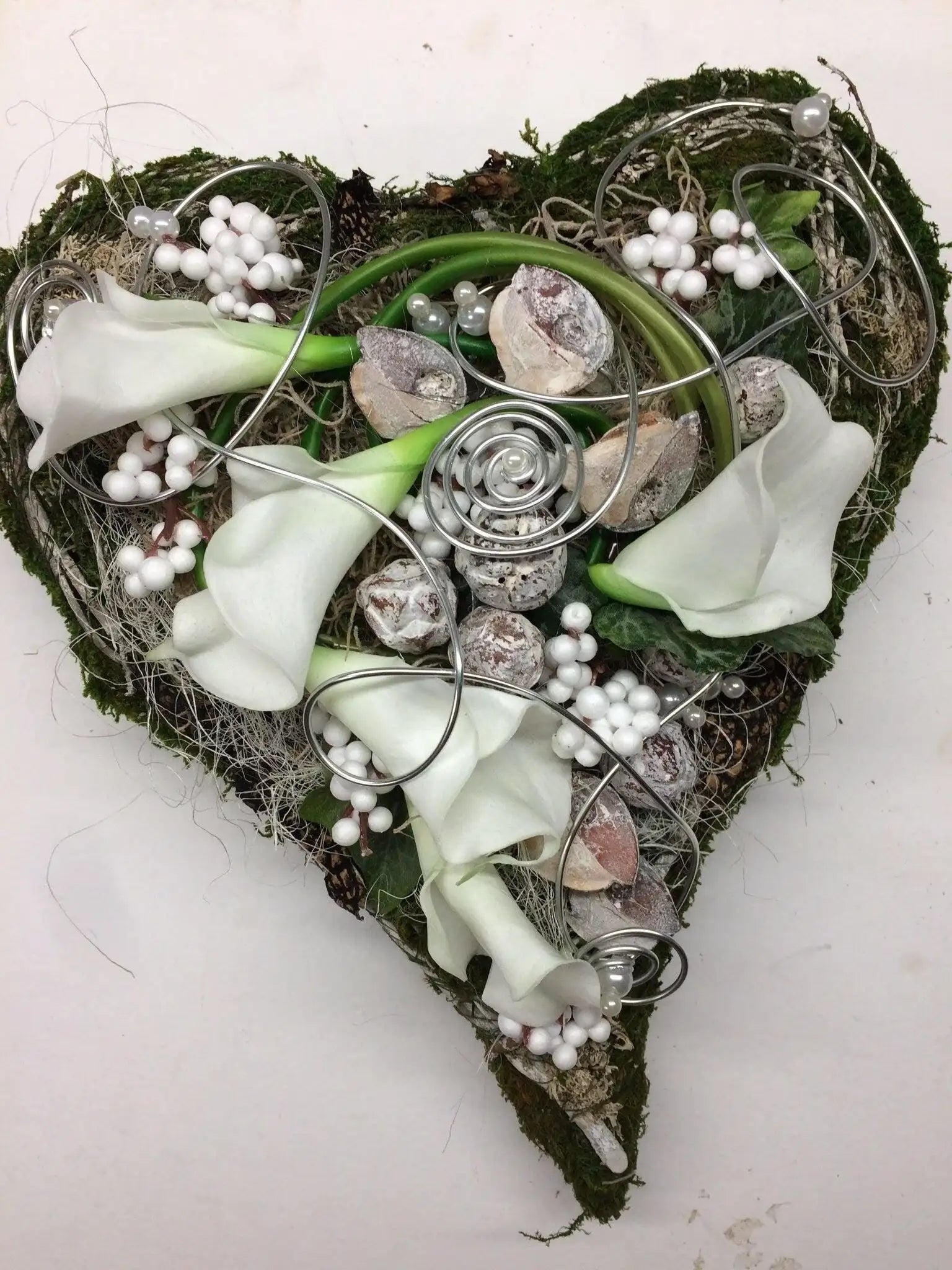 Grabgesteck Moosherz 30cm Calla Grabdeko Grabdekoration – handgemacht aus Seiden- und Kunstblumen, langlebig & pflegeleicht von SarahsFlowerStudio