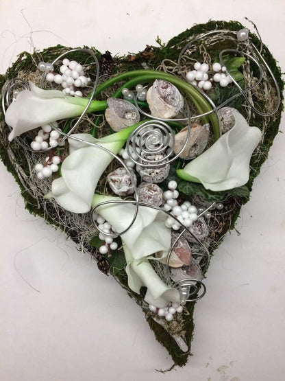 Grabgesteck Moosherz 30cm Calla Grabdeko Grabdekoration – handgemacht aus Seiden- und Kunstblumen, langlebig & pflegeleicht von SarahsFlowerStudio