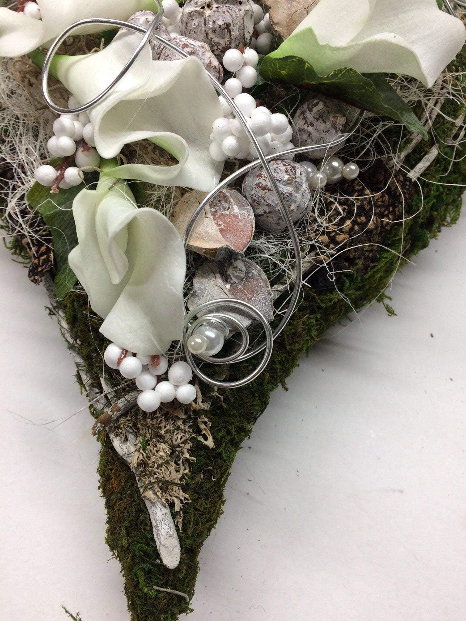 Grabgesteck Moosherz 30cm Calla Grabdeko Grabdekoration – handgemacht aus Seiden- und Kunstblumen, langlebig & pflegeleicht von SarahsFlowerStudio