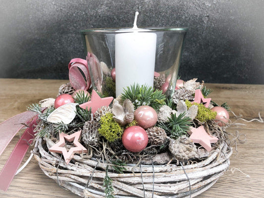 Adventsgesteck 20cm kleines Gesteck Glas Teelicht Rosa Stern Modern Rund Zapfen Weiß – handgemacht aus Seiden- und Kunstblumen, langlebig & pflegeleicht von SarahsFlowerStudio