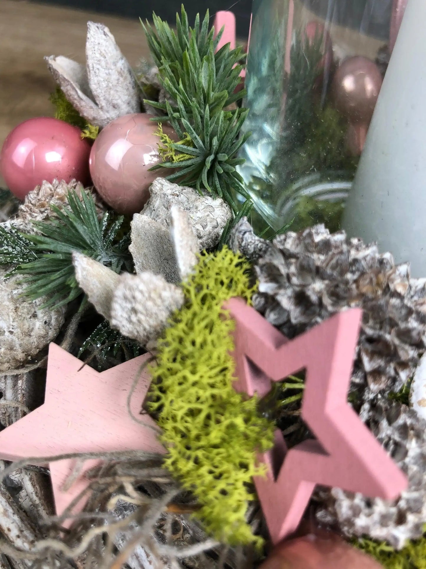 Adventsgesteck 20cm kleines Gesteck Glas Teelicht Rosa Stern Modern Rund Zapfen Weiß – handgemacht aus Seiden- und Kunstblumen, langlebig & pflegeleicht von SarahsFlowerStudio