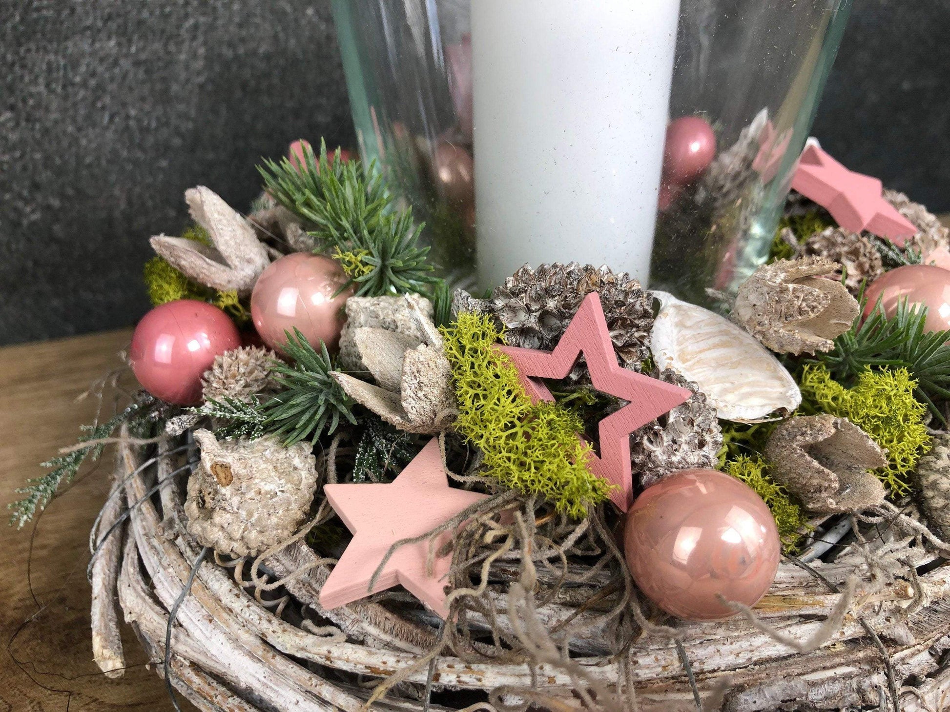 Adventsgesteck 20cm kleines Gesteck Glas Teelicht Rosa Stern Modern Rund Zapfen Weiß – handgemacht aus Seiden- und Kunstblumen, langlebig & pflegeleicht von SarahsFlowerStudio