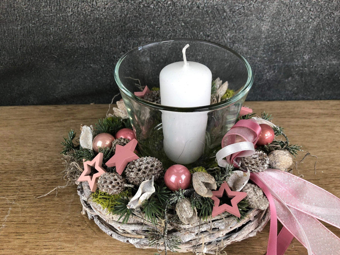 Adventsgesteck 20cm kleines Gesteck Glas Teelicht Rosa Stern Modern Rund Zapfen Weiß – handgemacht aus Seiden- und Kunstblumen, langlebig & pflegeleicht von SarahsFlowerStudio