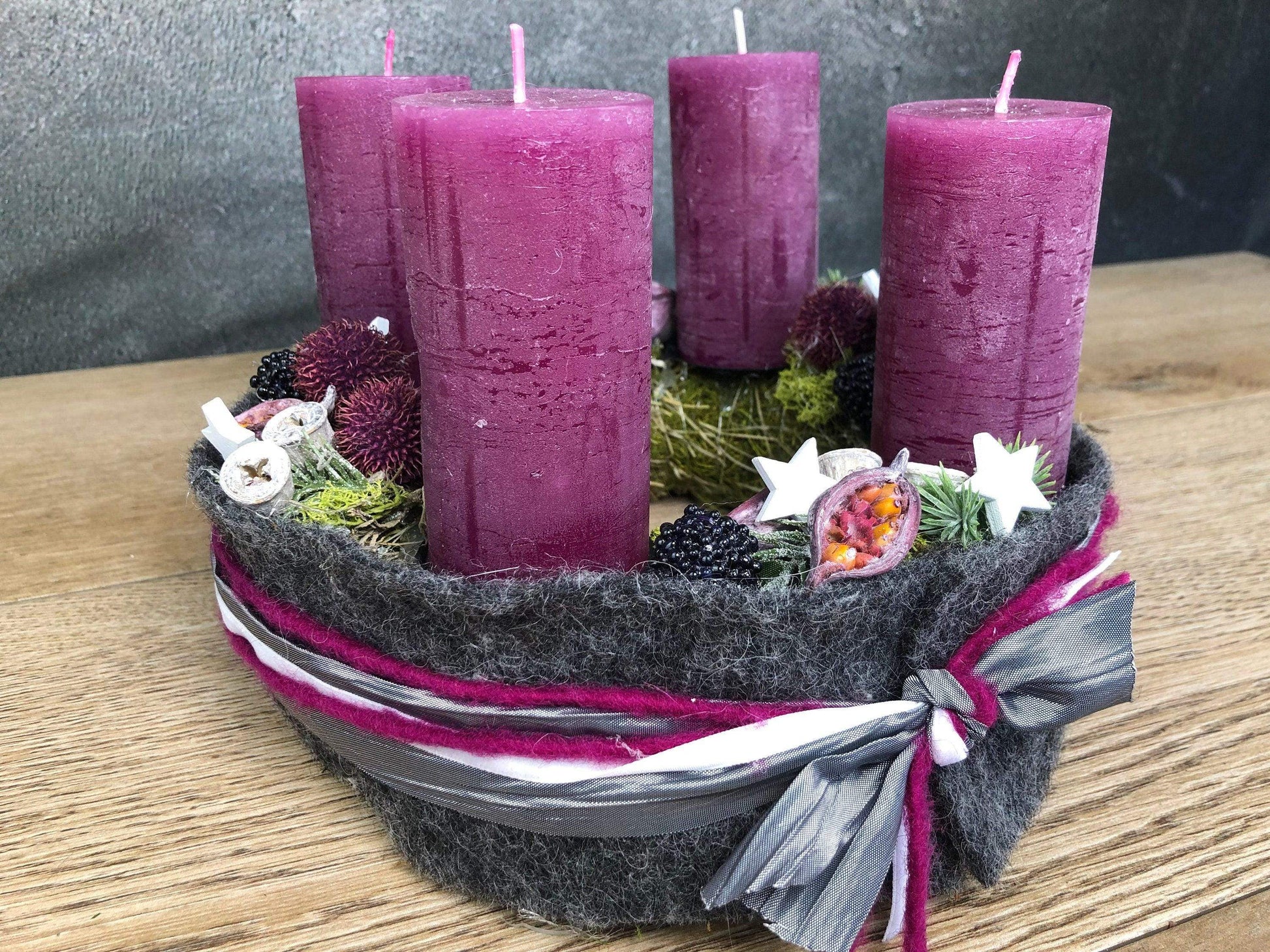 Adventskranz Adventskalender Filz Kugeln Sterne Moos Zedern mehrjährig rund – handgemacht aus Seiden- und Kunstblumen, langlebig & pflegeleicht von SarahsFlowerStudio