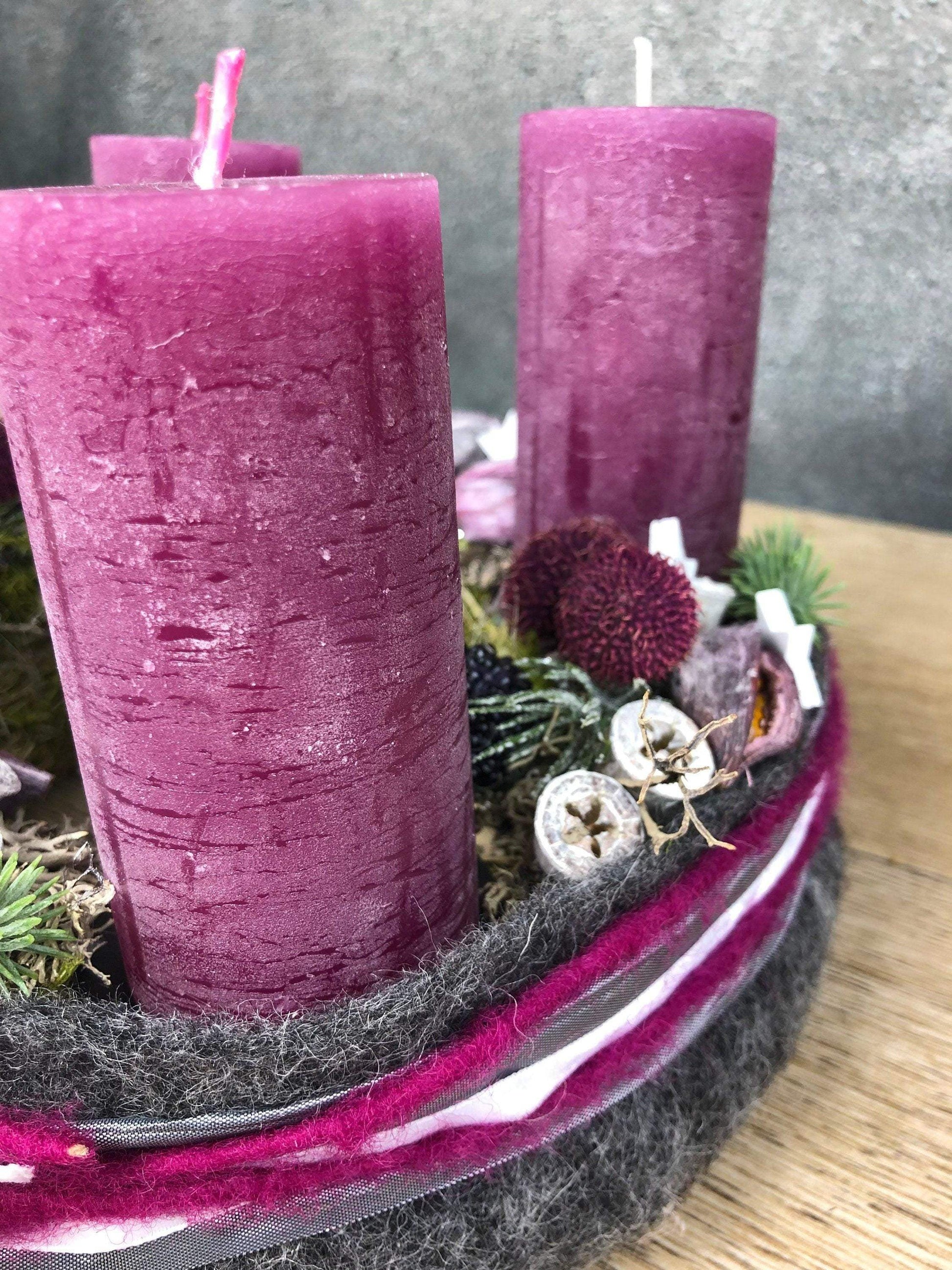 Adventskranz Adventskalender Filz Kugeln Sterne Moos Zedern mehrjährig rund – handgemacht aus Seiden- und Kunstblumen, langlebig & pflegeleicht von SarahsFlowerStudio