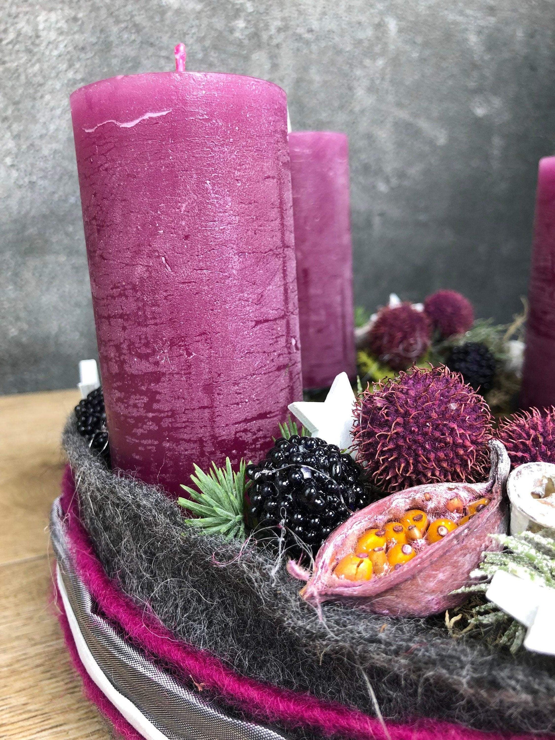 Adventskranz Adventskalender Filz Kugeln Sterne Moos Zedern mehrjährig rund – handgemacht aus Seiden- und Kunstblumen, langlebig & pflegeleicht von SarahsFlowerStudio
