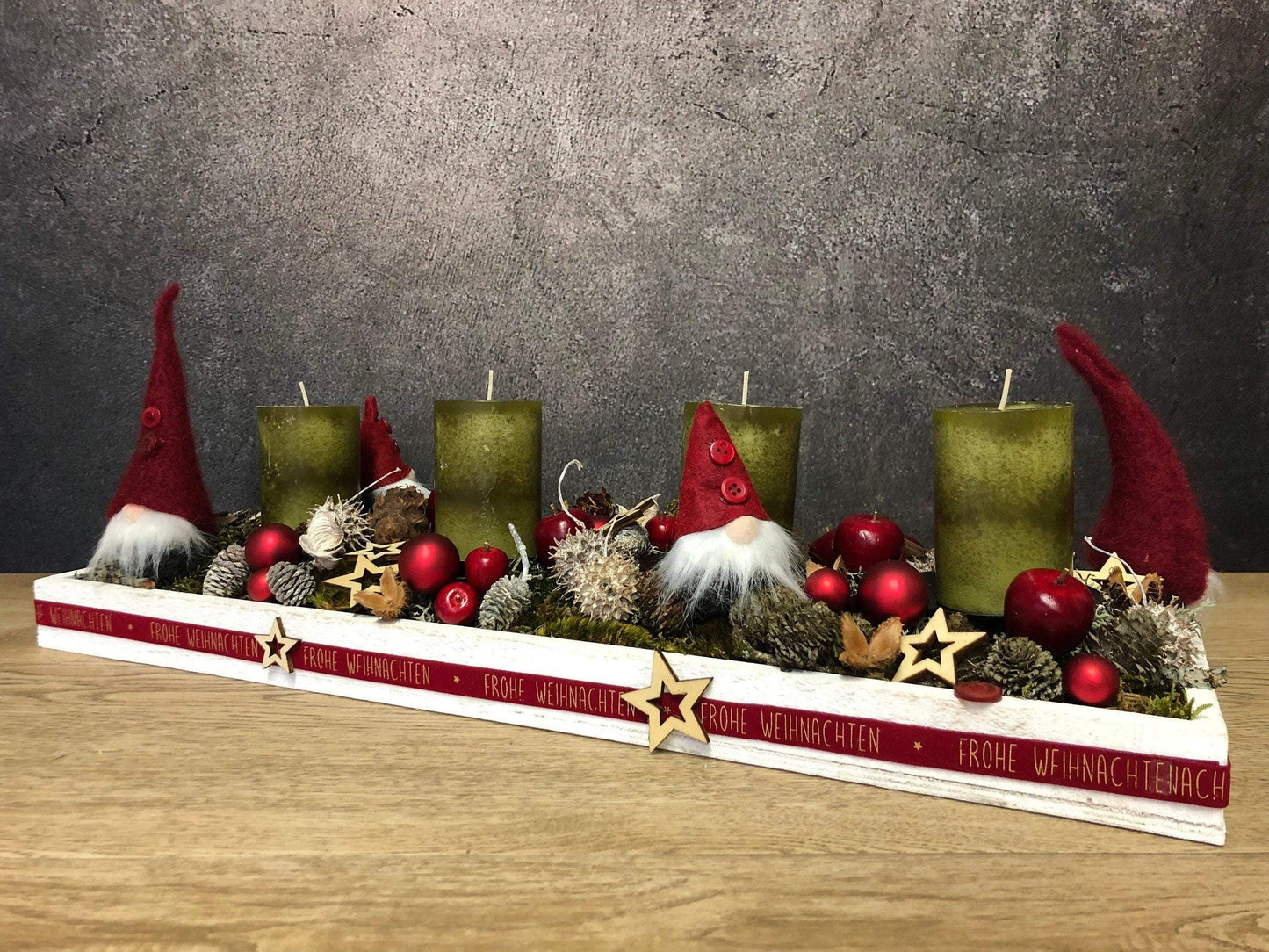 Adventskranz Adventskalender Wichtel Modern Länglich Tablett in zwei Größen L und XL – handgemacht aus Seiden- und Kunstblumen, langlebig & pflegeleicht von SarahsFlowerStudio