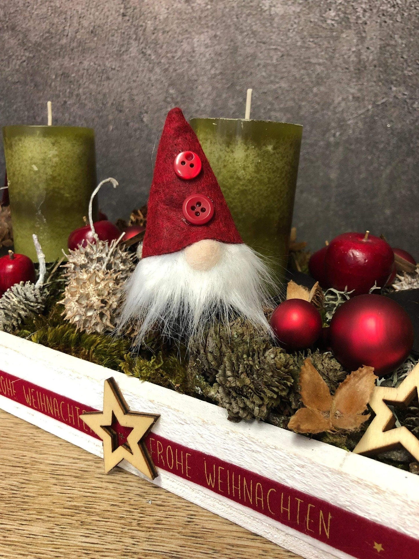 Adventskranz Adventskalender Wichtel Modern Länglich Tablett in zwei Größen L und XL – handgemacht aus Seiden- und Kunstblumen, langlebig & pflegeleicht von SarahsFlowerStudio
