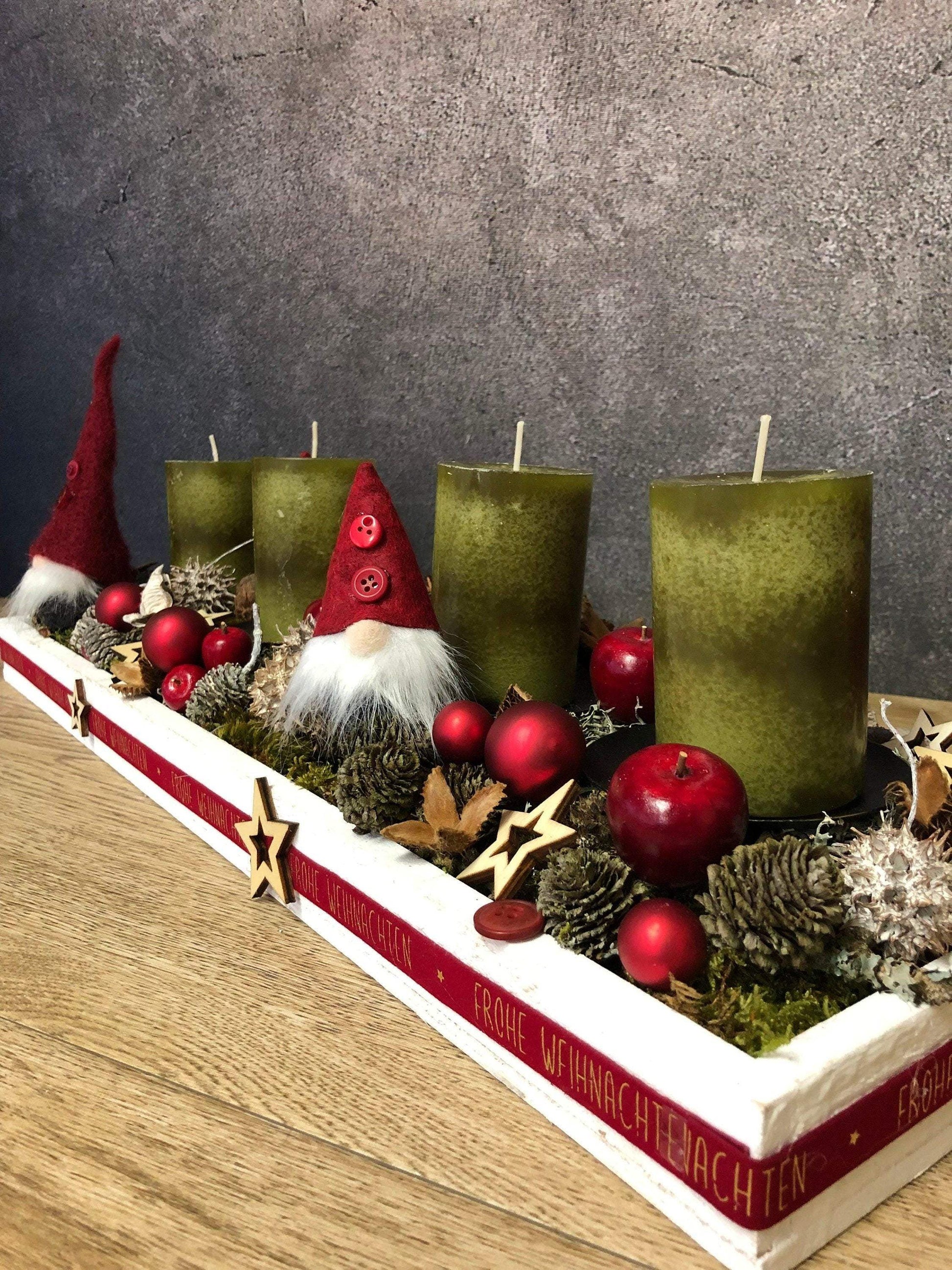 Adventskranz Adventskalender Wichtel Modern Länglich Tablett in zwei Größen L und XL – handgemacht aus Seiden- und Kunstblumen, langlebig & pflegeleicht von SarahsFlowerStudio