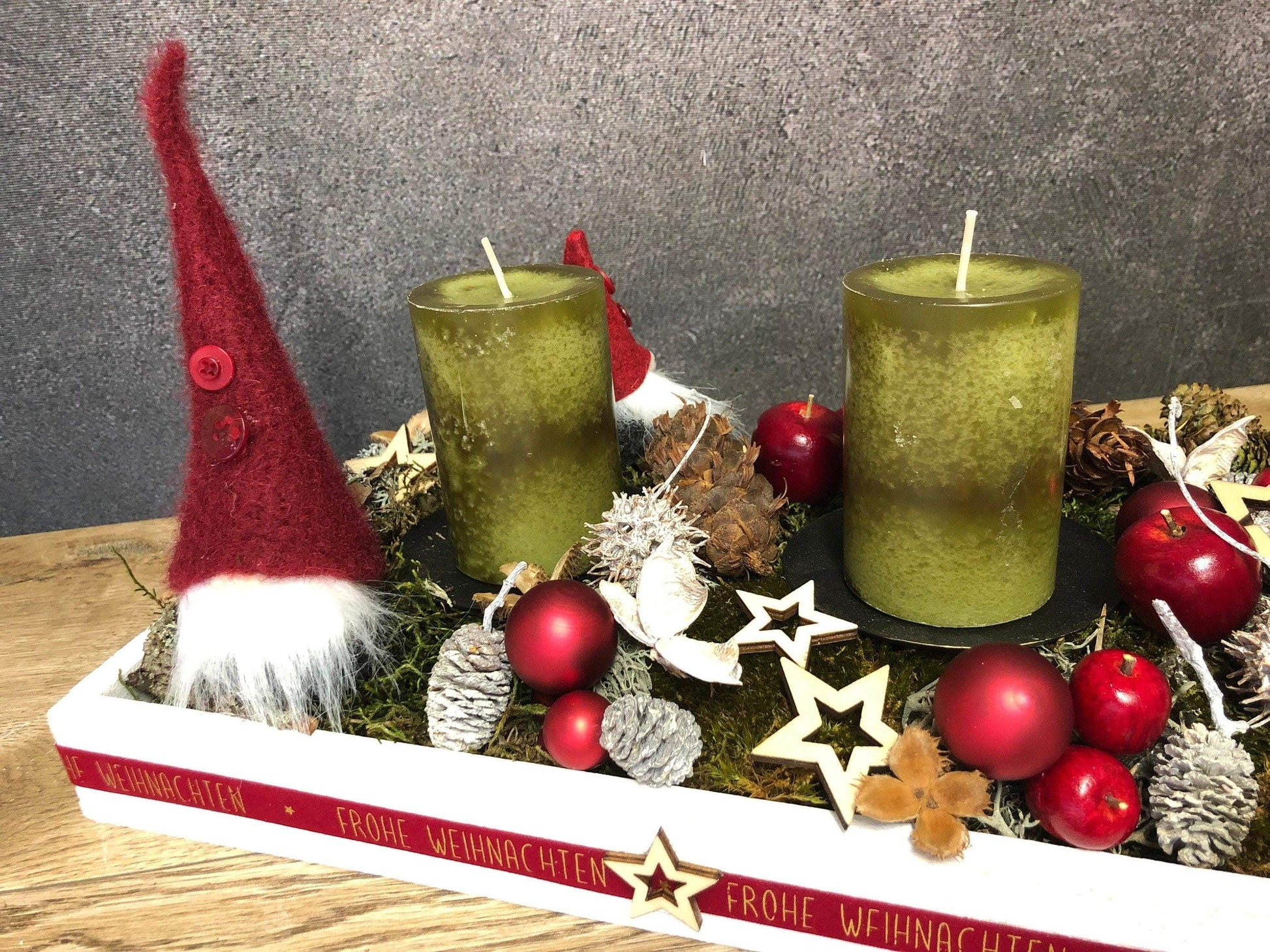 Adventskranz Adventskalender Wichtel Modern Länglich Tablett in zwei Größen L und XL – handgemacht aus Seiden- und Kunstblumen, langlebig & pflegeleicht von SarahsFlowerStudio