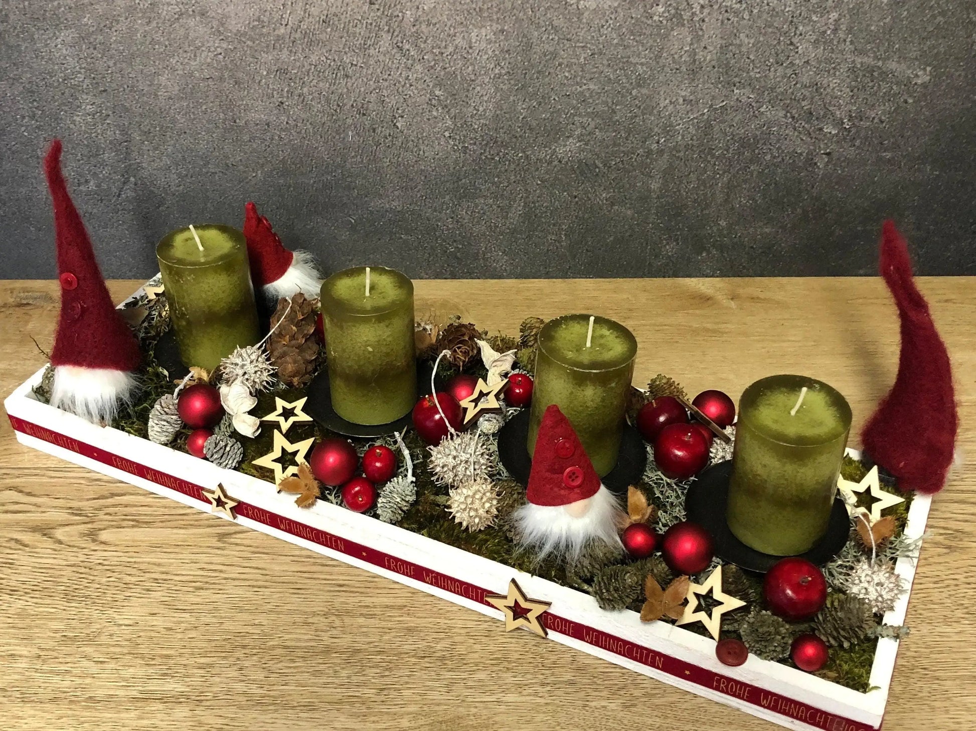 Adventskranz Adventskalender Wichtel Modern Länglich Tablett in zwei Größen L und XL – handgemacht aus Seiden- und Kunstblumen, langlebig & pflegeleicht von SarahsFlowerStudio