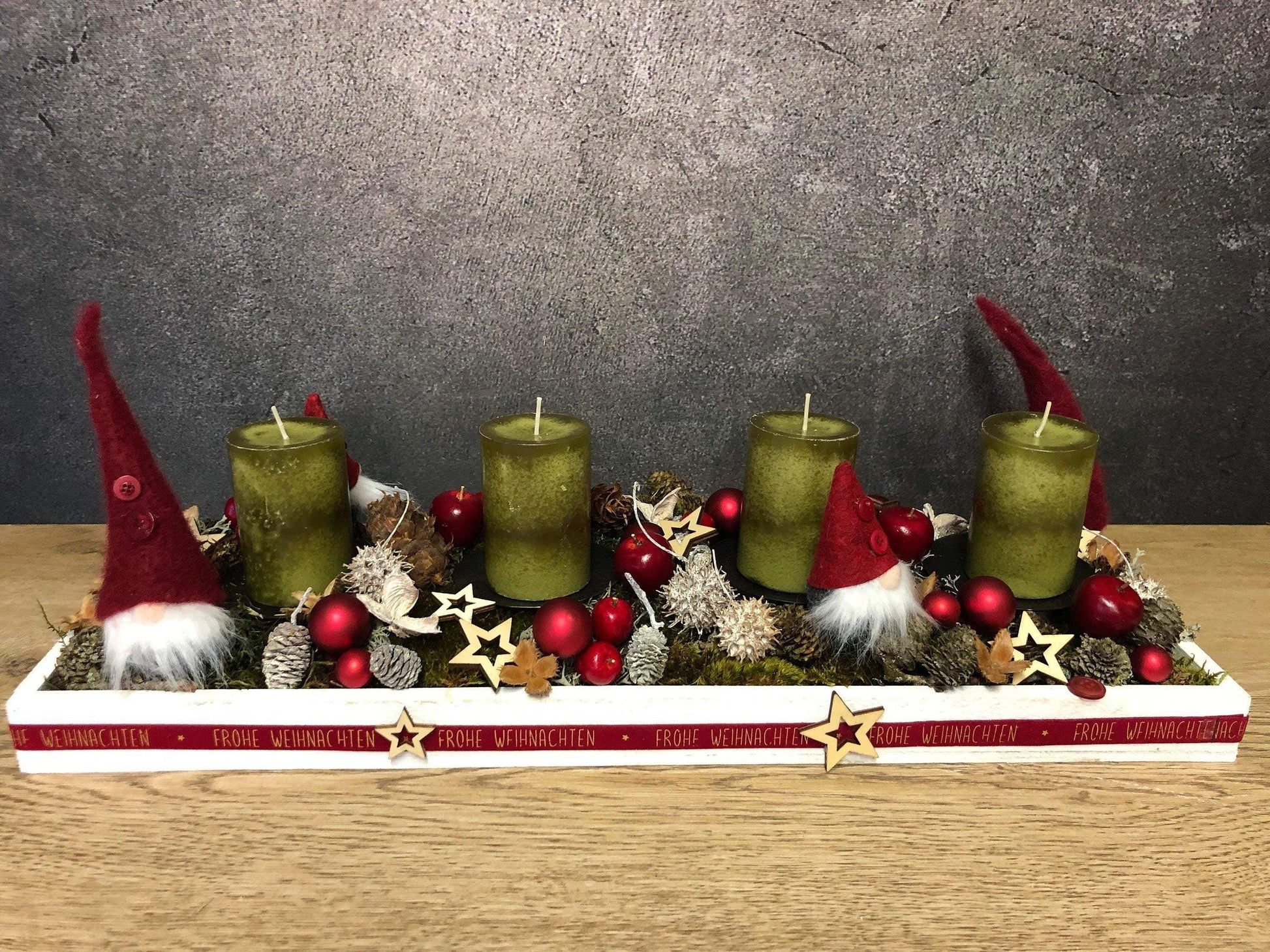 Adventskranz Adventskalender Wichtel Modern Länglich Tablett in zwei Größen L und XL – handgemacht aus Seiden- und Kunstblumen, langlebig & pflegeleicht von SarahsFlowerStudio