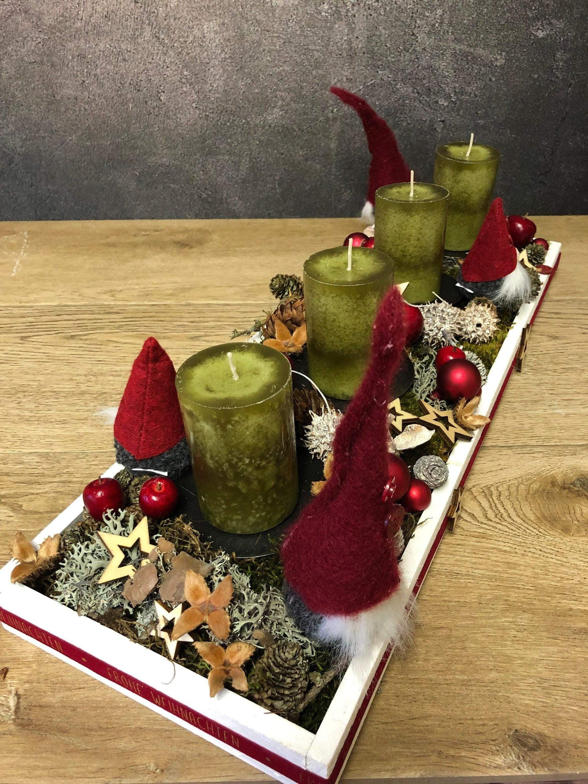 Adventskranz Adventskalender Wichtel Modern Länglich Tablett in zwei Größen L und XL – handgemacht aus Seiden- und Kunstblumen, langlebig & pflegeleicht von SarahsFlowerStudio