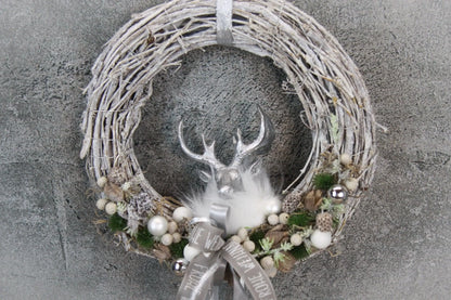 Türkranz Türdeko Türschmuck Weihnachten Weidenkranz Hirsch Zapfen Apfel Tanne Band Modern – handgemacht aus Seiden- und Kunstblumen, langlebig & pflegeleicht von SarahsFlowerStudio