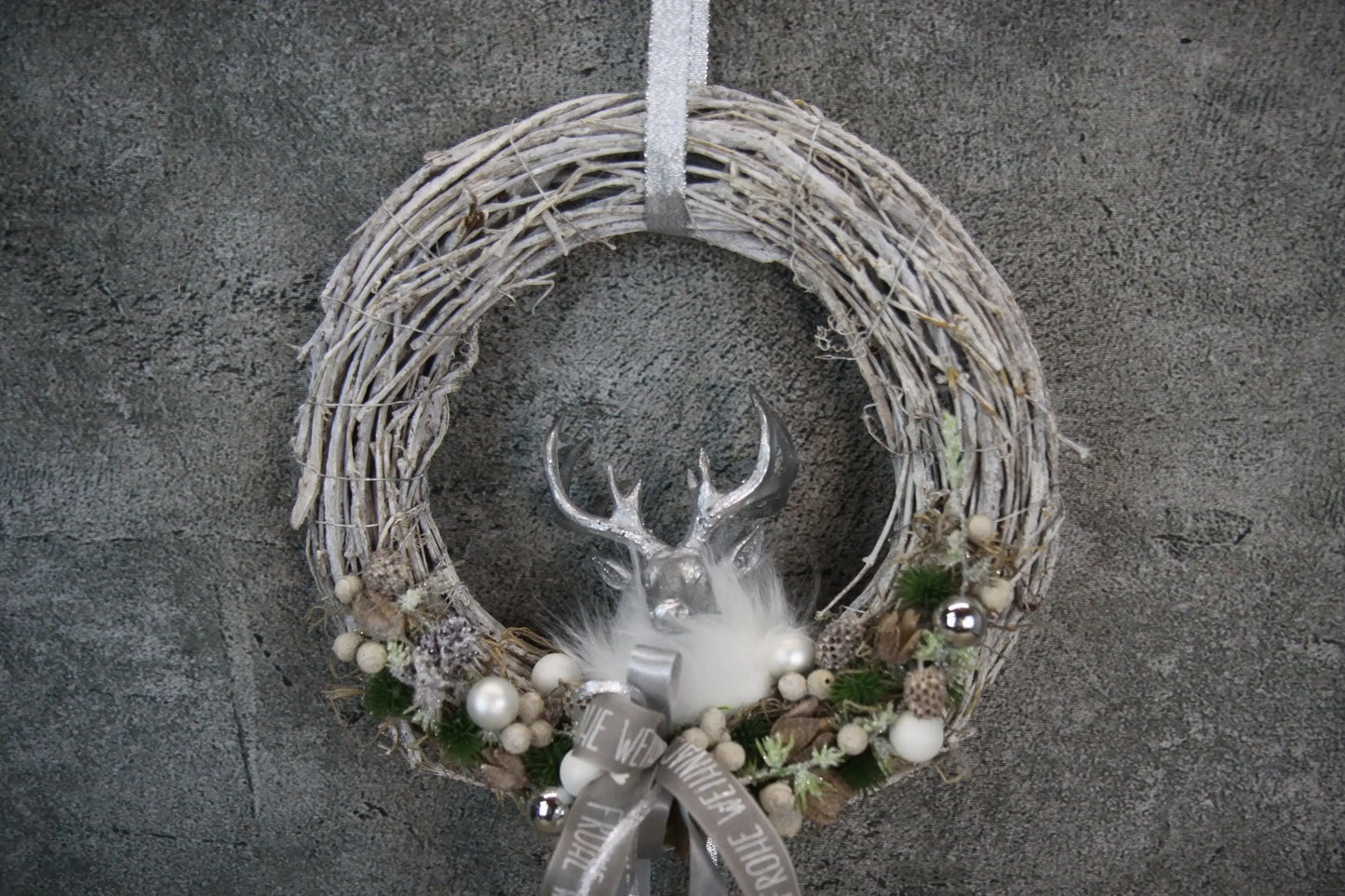 Türkranz Türdeko Türschmuck Weihnachten Weidenkranz Hirsch Zapfen Apfel Tanne Band Modern – handgemacht aus Seiden- und Kunstblumen, langlebig & pflegeleicht von SarahsFlowerStudio