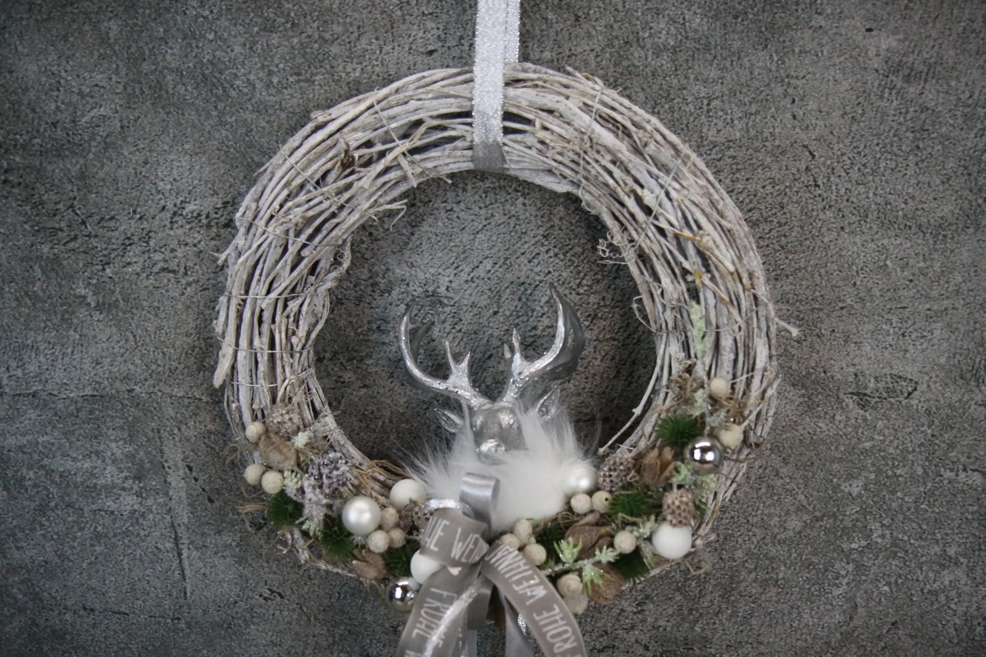 Türkranz Türdeko Türschmuck Weihnachten Weidenkranz Hirsch Zapfen Apfel Tanne Band Modern – handgemacht aus Seiden- und Kunstblumen, langlebig & pflegeleicht von SarahsFlowerStudio