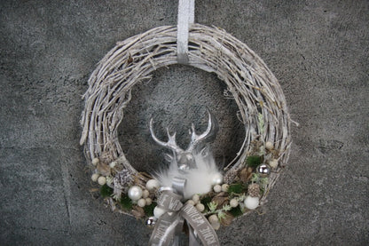 Türkranz Türdeko Türschmuck Weihnachten Weidenkranz Hirsch Zapfen Apfel Tanne Band Modern – handgemacht aus Seiden- und Kunstblumen, langlebig & pflegeleicht von SarahsFlowerStudio