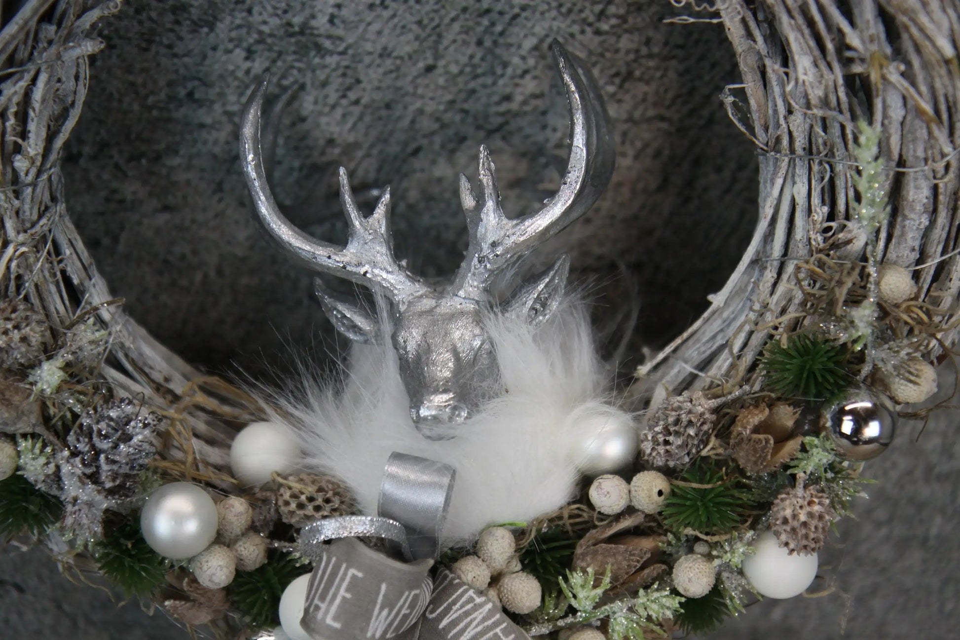 Türkranz Türdeko Türschmuck Weihnachten Weidenkranz Hirsch Zapfen Apfel Tanne Band Modern – handgemacht aus Seiden- und Kunstblumen, langlebig & pflegeleicht von SarahsFlowerStudio
