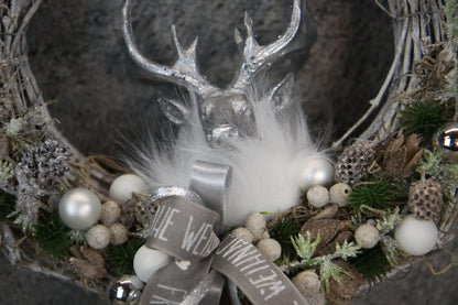 Türkranz Türdeko Türschmuck Weihnachten Weidenkranz Hirsch Zapfen Apfel Tanne Band Modern – handgemacht aus Seiden- und Kunstblumen, langlebig & pflegeleicht von SarahsFlowerStudio
