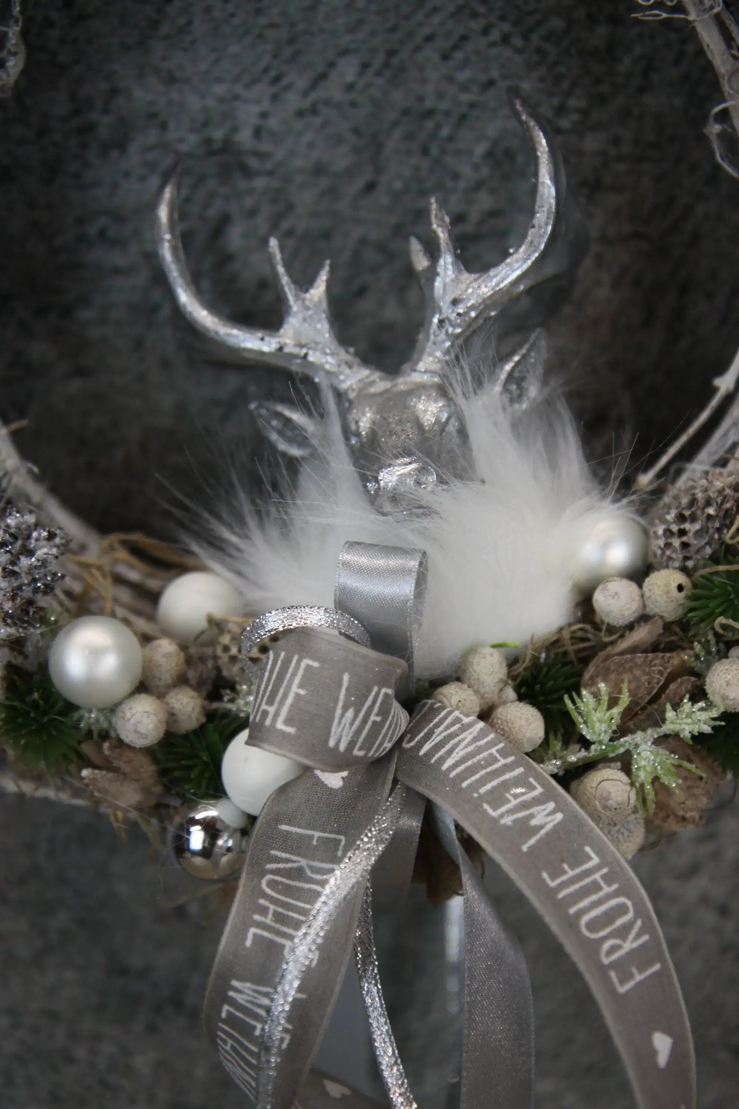 Türkranz Türdeko Türschmuck Weihnachten Weidenkranz Hirsch Zapfen Apfel Tanne Band Modern – handgemacht aus Seiden- und Kunstblumen, langlebig & pflegeleicht von SarahsFlowerStudio