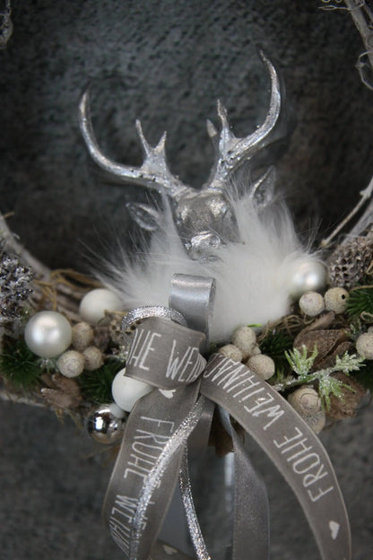 Türkranz Türdeko Türschmuck Weihnachten Weidenkranz Hirsch Zapfen Apfel Tanne Band Modern – handgemacht aus Seiden- und Kunstblumen, langlebig & pflegeleicht von SarahsFlowerStudio
